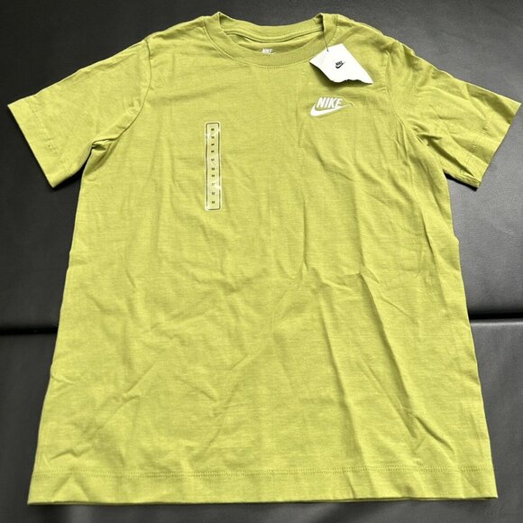 NWT Nike Athletic Set Boys Youth Size Medium - Picture 2 of 3